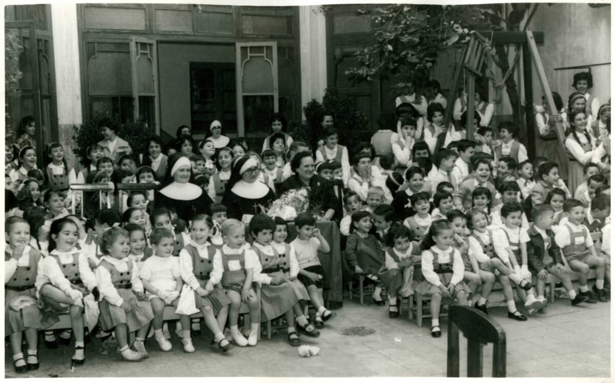 Acte de final de curs al pati de l'antiga escola del carrer del Vent